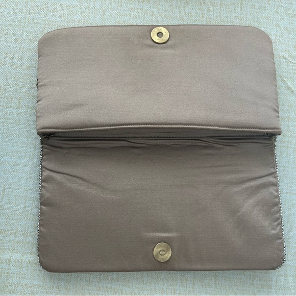 Beaded evening clutch w long detachable chain in silver, gold & taupe - Picture 7 of 13